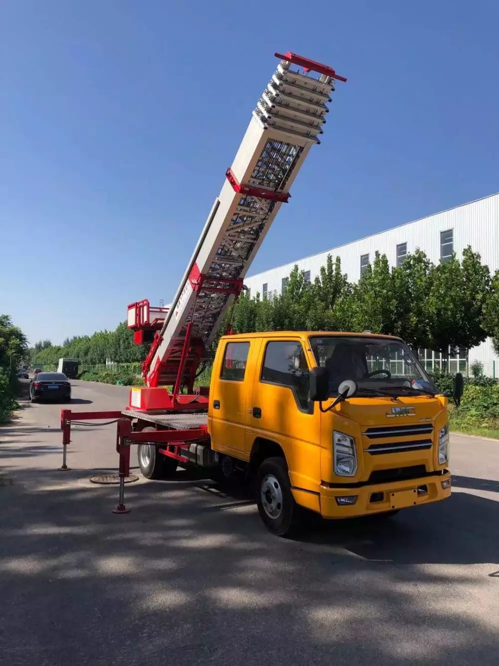 镇江附近的云梯车出租服务:轻松解决高空作业需求